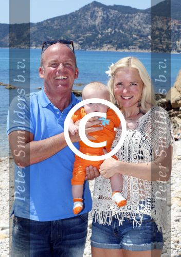 Ibiza 2 mei 2013
Sonja Bakker met man jan Reus en zoontje Bram op het strand op ibiza.
Peter Smulders bv