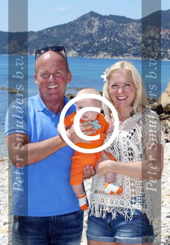 Ibiza 2 mei 2013
Sonja Bakker met man jan Reus en zoontje Bram op het strand op ibiza.
Peter Smulders bv
