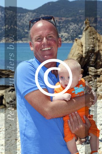 Ibiza 2 mei 2013
Sonja Bakker met man jan Reus en zoontje Bram op het strand op ibiza.
Peter Smulders bv