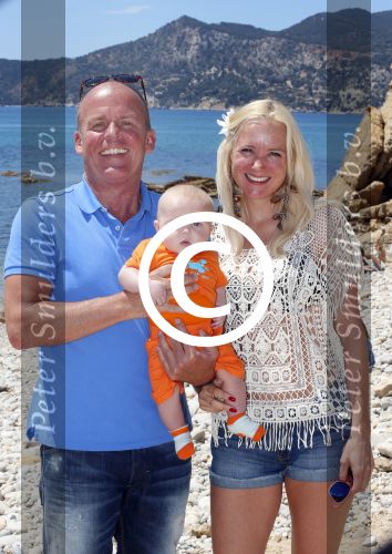 Ibiza 2 mei 2013
Sonja Bakker met man jan Reus en zoontje Bram op het strand op ibiza.
Peter Smulders bv
