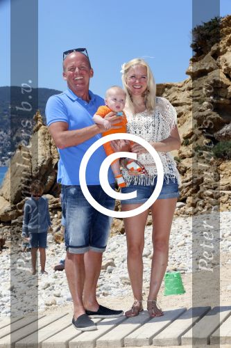 Ibiza 2 mei 2013
Sonja Bakker met man jan Reus en zoontje Bram op het strand op ibiza.
Peter Smulders bv