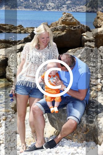 Ibiza 2 mei 2013
Sonja Bakker met man jan Reus en zoontje Bram op het strand op ibiza.
Peter Smulders bv