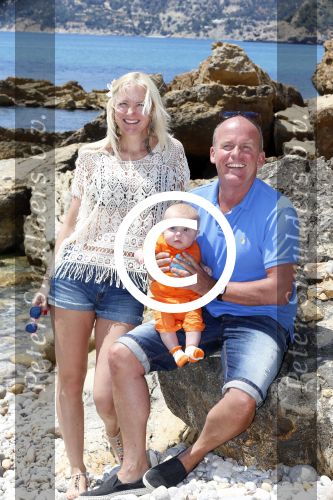 Ibiza 2 mei 2013
Sonja Bakker met man jan Reus en zoontje Bram op het strand op ibiza.
Peter Smulders bv