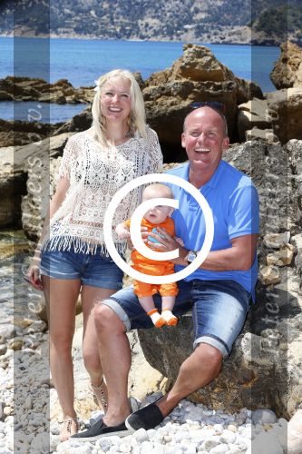 Ibiza 2 mei 2013
Sonja Bakker met man jan Reus en zoontje Bram op het strand op ibiza.
Peter Smulders bv