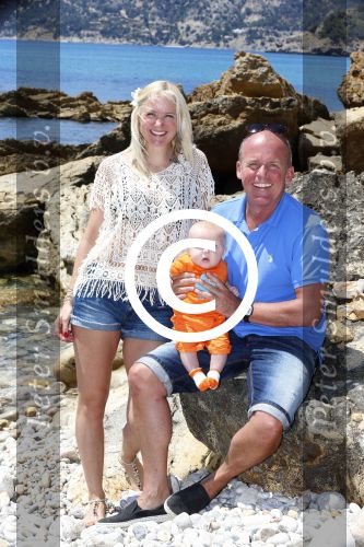 Ibiza 2 mei 2013
Sonja Bakker met man jan Reus en zoontje Bram op het strand op ibiza.
Peter Smulders bv