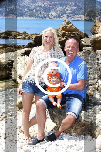 Ibiza 2 mei 2013
Sonja Bakker met man jan Reus en zoontje Bram op het strand op ibiza.
Peter Smulders bv