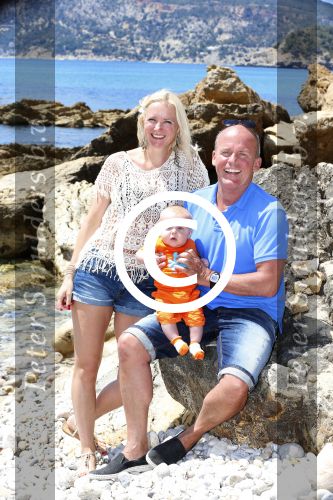 Ibiza 2 mei 2013
Sonja Bakker met man jan Reus en zoontje Bram op het strand op ibiza.
Peter Smulders bv