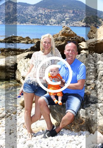 Ibiza 2 mei 2013
Sonja Bakker met man jan Reus en zoontje Bram op het strand op ibiza.
Peter Smulders bv