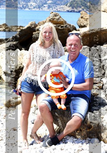 Ibiza 2 mei 2013
Sonja Bakker met man jan Reus en zoontje Bram op het strand op ibiza.
Peter Smulders bv