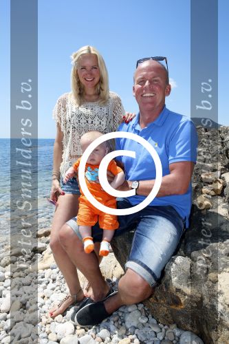 Ibiza 2 mei 2013
Sonja Bakker met man jan Reus en zoontje Bram op het strand op ibiza.
Peter Smulders bv