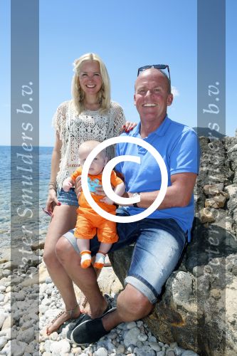 Ibiza 2 mei 2013
Sonja Bakker met man jan Reus en zoontje Bram op het strand op ibiza.
Peter Smulders bv