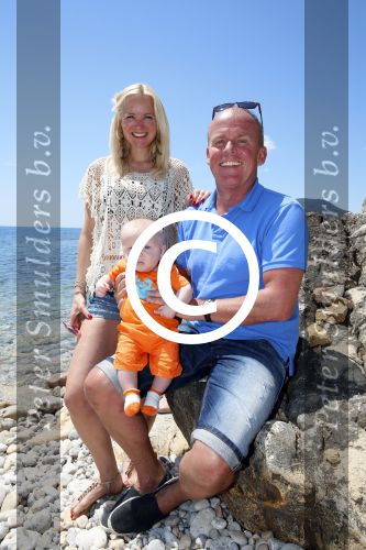 Ibiza 2 mei 2013
Sonja Bakker met man jan Reus en zoontje Bram op het strand op ibiza.
Peter Smulders bv