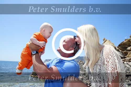Ibiza 2 mei 2013
Sonja Bakker met man jan Reus en zoontje Bram op het strand op ibiza.
Peter Smulders bv