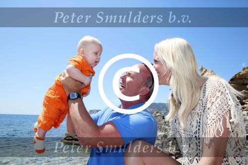 Ibiza 2 mei 2013
Sonja Bakker met man jan Reus en zoontje Bram op het strand op ibiza.
Peter Smulders bv