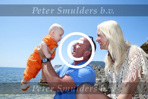 Ibiza 2 mei 2013
Sonja Bakker met man jan Reus en zoontje Bram op het strand op ibiza.
Peter Smulders bv