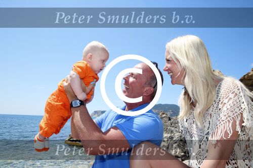 Ibiza 2 mei 2013
Sonja Bakker met man jan Reus en zoontje Bram op het strand op ibiza.
Peter Smulders bv