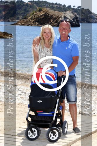 Ibiza 2 mei 2013
Sonja Bakker met man jan Reus en zoontje Bram op het strand op ibiza.
Peter Smulders bv
