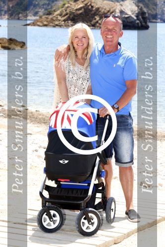 Ibiza 2 mei 2013
Sonja Bakker met man jan Reus en zoontje Bram op het strand op ibiza.
Peter Smulders bv