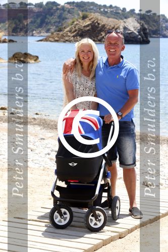 Ibiza 2 mei 2013
Sonja Bakker met man jan Reus en zoontje Bram op het strand op ibiza.
Peter Smulders bv