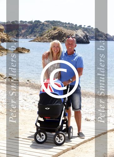 Ibiza 2 mei 2013
Sonja Bakker met man jan Reus en zoontje Bram op het strand op ibiza.
Peter Smulders bv
