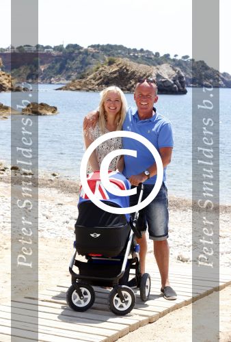 Ibiza 2 mei 2013
Sonja Bakker met man jan Reus en zoontje Bram op het strand op ibiza.
Peter Smulders bv