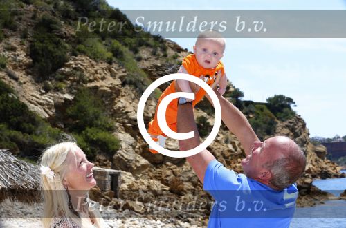 Ibiza 2 mei 2013
Sonja Bakker met man jan Reus en zoontje Bram op het strand op ibiza.
Peter Smulders bv
