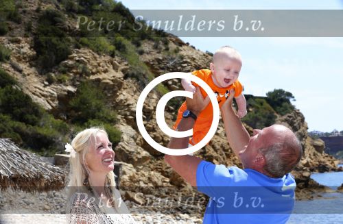 Ibiza 2 mei 2013
Sonja Bakker met man jan Reus en zoontje Bram op het strand op ibiza.
Peter Smulders bv