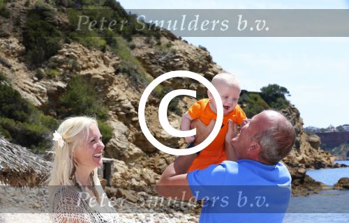 Ibiza 2 mei 2013
Sonja Bakker met man jan Reus en zoontje Bram op het strand op ibiza.
Peter Smulders bv