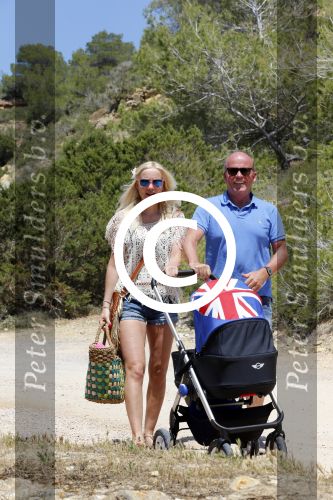 Ibiza 2 mei 2013
Sonja Bakker met man jan Reus en zoontje Bram op het strand op ibiza.
Peter Smulders bv