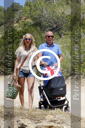 Ibiza 2 mei 2013
Sonja Bakker met man jan Reus en zoontje Bram op het strand op ibiza.
Peter Smulders bv