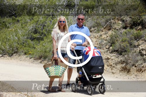 Ibiza 2 mei 2013
Sonja Bakker met man jan Reus en zoontje Bram op het strand op ibiza.
Peter Smulders bv