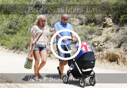 Ibiza 2 mei 2013
Sonja Bakker met man jan Reus en zoontje Bram op het strand op ibiza.
Peter Smulders bv