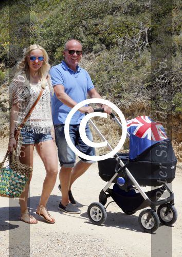 Ibiza 2 mei 2013
Sonja Bakker met man jan Reus en zoontje Bram op het strand op ibiza.
Peter Smulders bv