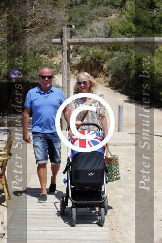 Ibiza 2 mei 2013
Sonja Bakker met man jan Reus en zoontje Bram op het strand op ibiza.
Peter Smulders bv