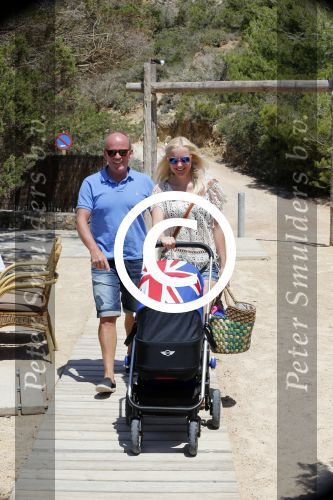 Ibiza 2 mei 2013
Sonja Bakker met man jan Reus en zoontje Bram op het strand op ibiza.
Peter Smulders bv