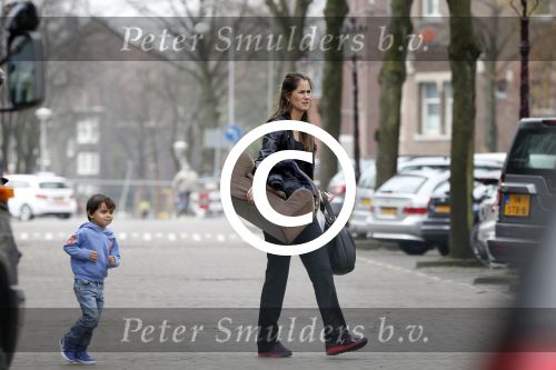 Amsterdam 25 april 2013
Frank Rijkaard met zijn vrouw en zoon bij hun nieuwe huis aan het vondelpark.
Peter Smulders bv