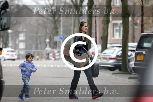 Amsterdam 25 april 2013
Frank Rijkaard met zijn vrouw en zoon bij hun nieuwe huis aan het vondelpark.
Peter Smulders bv