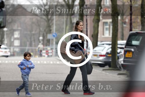 Amsterdam 25 april 2013
Frank Rijkaard met zijn vrouw en zoon bij hun nieuwe huis aan het vondelpark.
Peter Smulders bv
