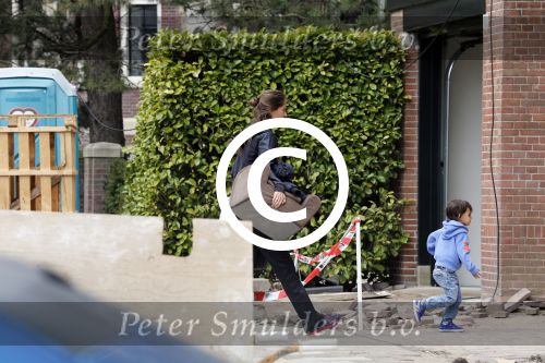 Amsterdam 25 april 2013
Frank Rijkaard met zijn vrouw en zoon bij hun nieuwe huis aan het vondelpark.
Peter Smulders bv