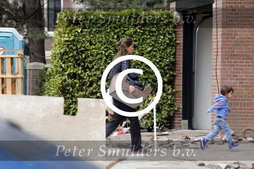 Amsterdam 25 april 2013
Frank Rijkaard met zijn vrouw en zoon bij hun nieuwe huis aan het vondelpark.
Peter Smulders bv