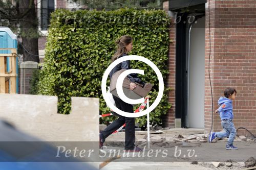 Amsterdam 25 april 2013
Frank Rijkaard met zijn vrouw en zoon bij hun nieuwe huis aan het vondelpark.
Peter Smulders bv