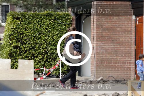 Amsterdam 25 april 2013
Frank Rijkaard met zijn vrouw en zoon bij hun nieuwe huis aan het vondelpark.
Peter Smulders bv