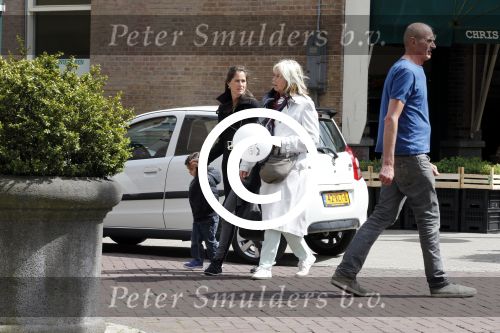 Amsterdam 10 mei 2013
Frank Rijkaard aan het winkelen /wandelen met zijn vrouw Stephanie zoon en schoonmoeder in de cornelis schuytstraat en het vondelpark.
Peter Smulders bv