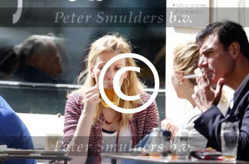 Amsterdam 15 mei 2013
Susan Smit zwanger op terras met een vriendin.
Peter Smulders bv