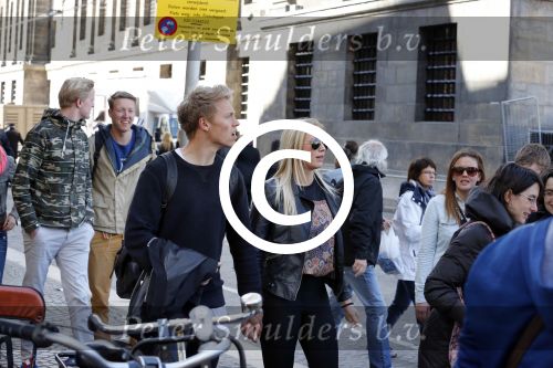 Amsterdam 29 april 2013
Viktor Fischer met zijn vriendin op de klverstraat.
Peter Smulders bv