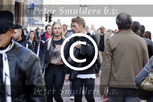 Amsterdam 29 april 2013
Viktor Fischer met zijn vriendin op de klverstraat.
Peter Smulders bv
