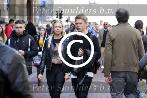 Amsterdam 29 april 2013
Viktor Fischer met zijn vriendin op de klverstraat.
Peter Smulders bv
