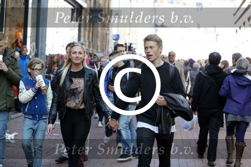 Amsterdam 29 april 2013
Viktor Fischer met zijn vriendin op de klverstraat.
Peter Smulders bv
