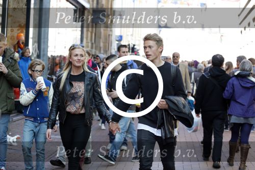 Amsterdam 29 april 2013
Viktor Fischer met zijn vriendin op de klverstraat.
Peter Smulders bv