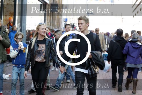 Amsterdam 29 april 2013
Viktor Fischer met zijn vriendin op de klverstraat.
Peter Smulders bv